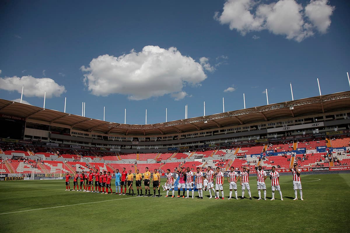 La tarde agradable pero poco público en el Estadio Victoria en el juego entre Necaxa y Lobos BUAP.