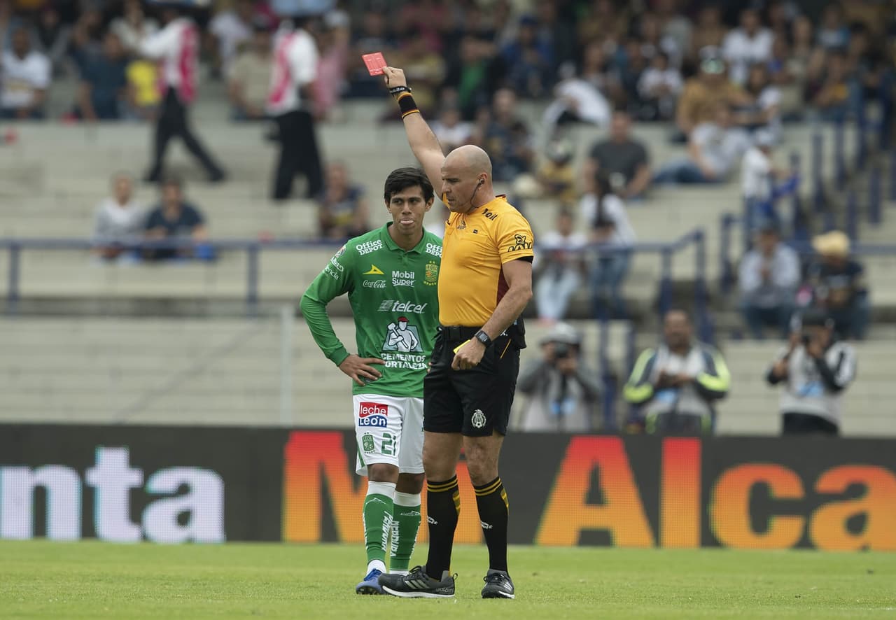 El árbitro Francisco Chacón mostró la roja a José Macías al minuto 69 tras revisar una falta en el VAR.
