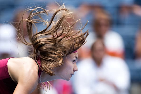 Así esperó el servicio la rusa Aleksandra Krunic.