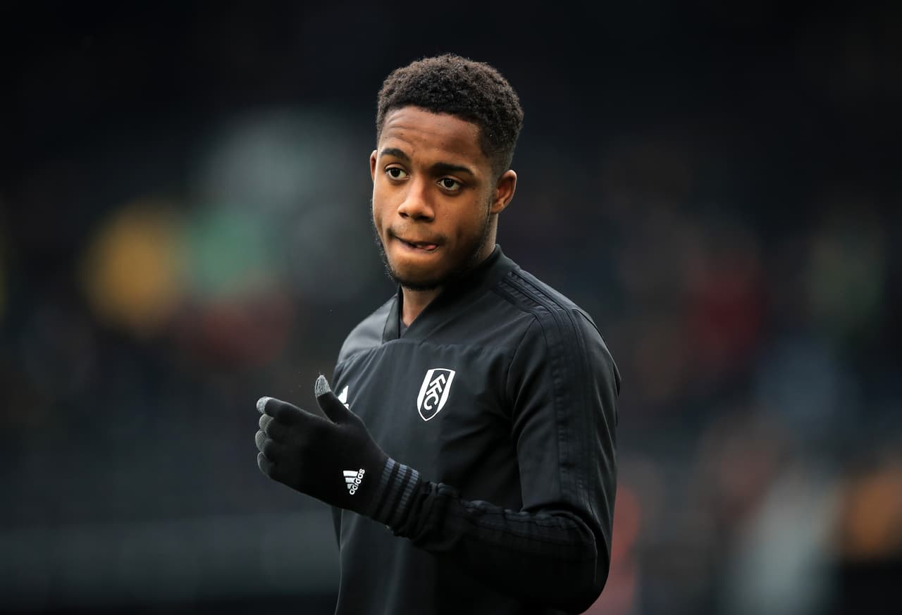 Mediocampista: Ryan Sessegnon (Fulham) - 39.9 millones de dólares cuando tenía 18 años.