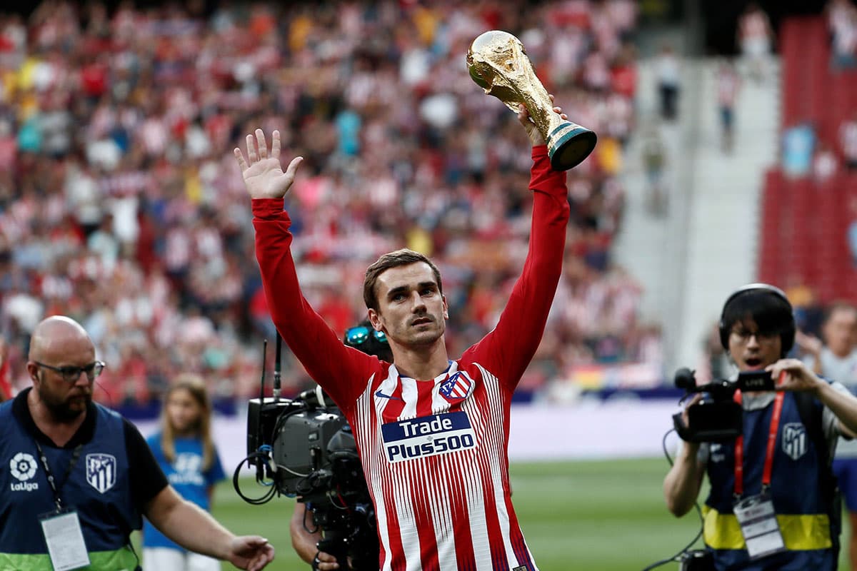 El delantero francés Antoine Griezmann se encargó de traer la Copa Mundial de la FIFA ganada por Francia, el mes pasado, al Estadio Wanda Metropolitano.