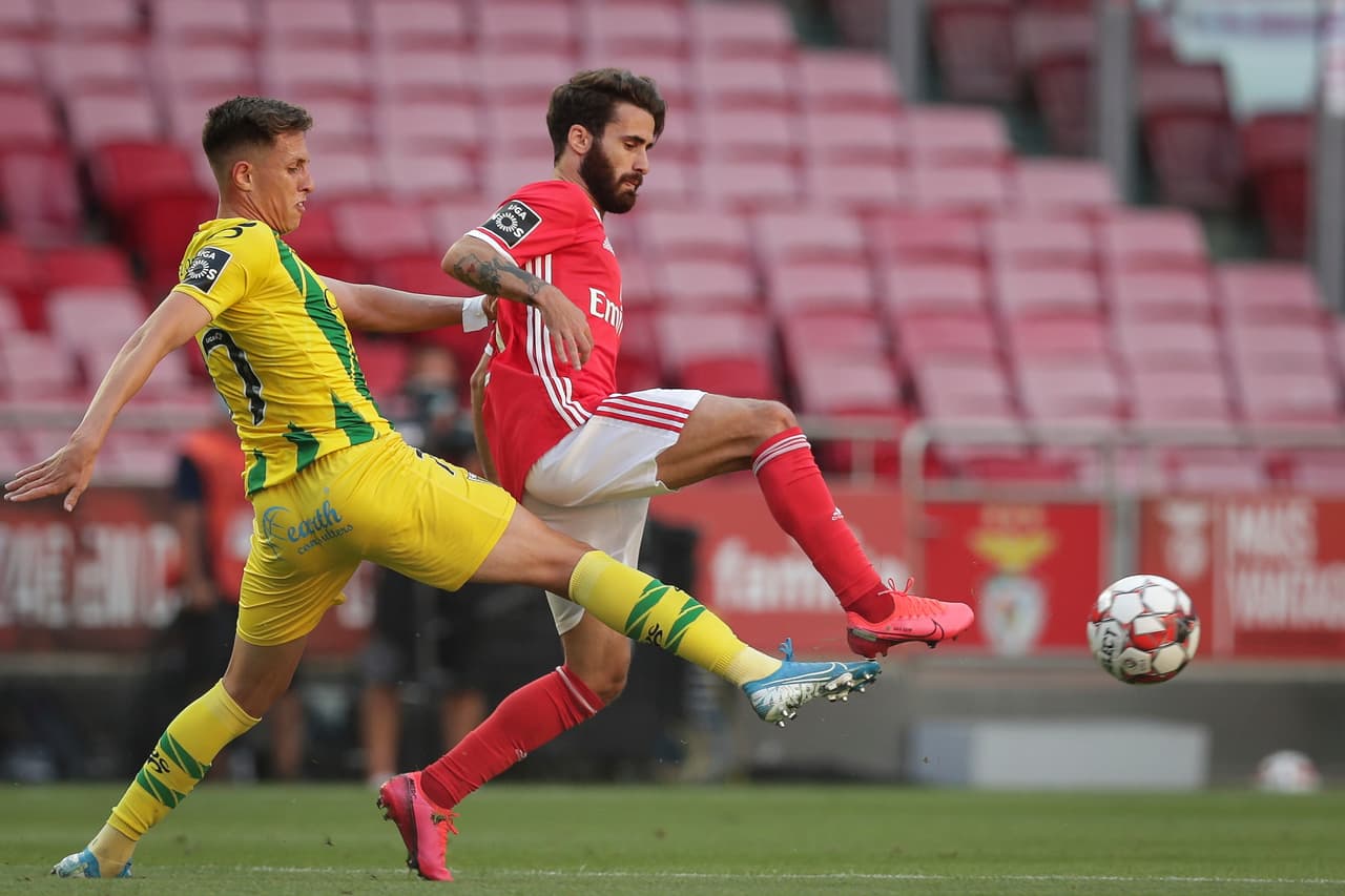 Rafa Silva se le adelanta al jugador del Tondela Richard Rodrigues y consgue quedarse con el control del esférico.
