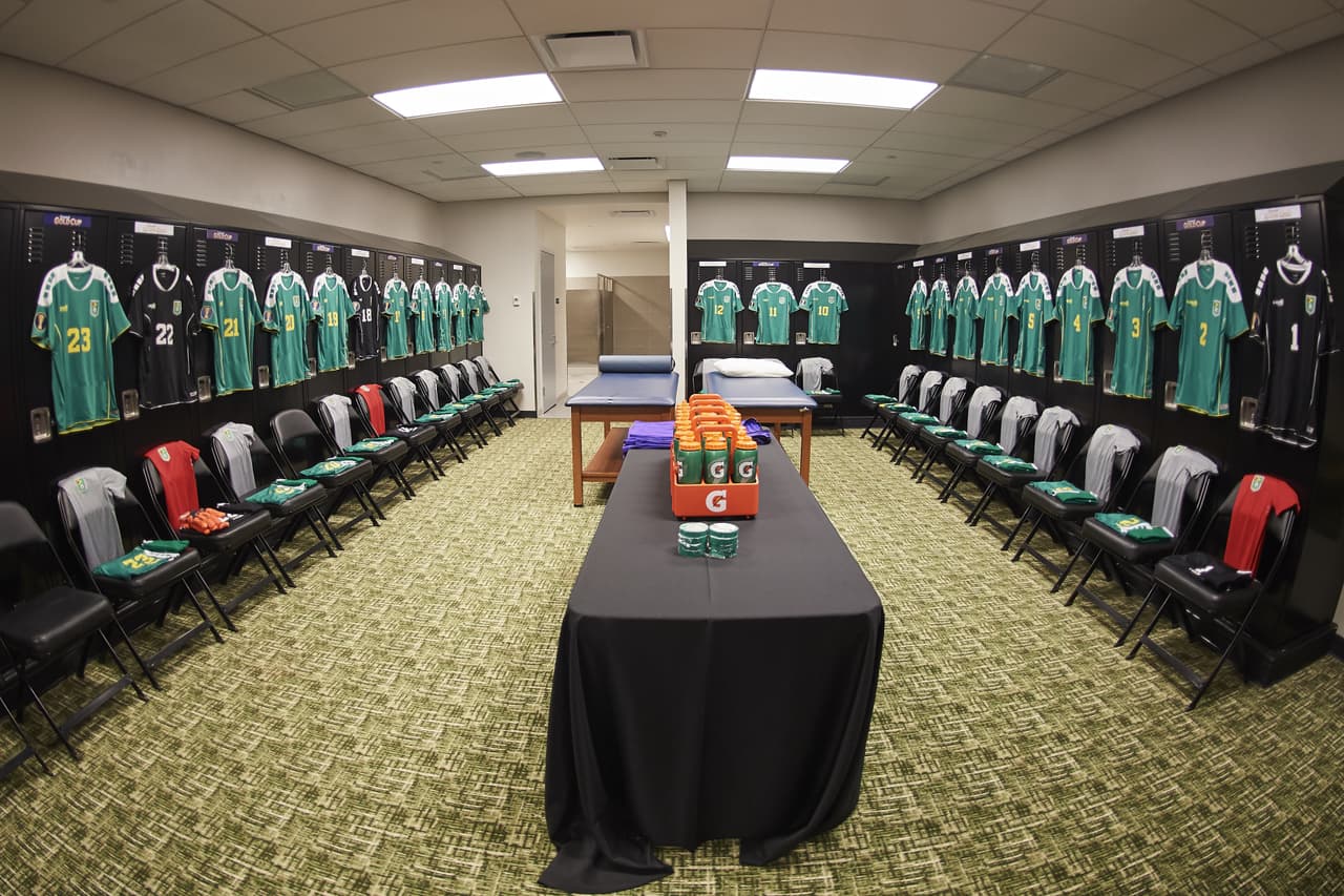 Tremendo ambiente y colorido estaban ya armando las aficiones de cuatro selecciones en medio de una doble cartelera en Children's Mercy Park, en Kansas City, Kansas. Para abrir bocado, Trinidad y Tobago se juega el honor ante Guyana, y más tarde Panamá y Estados Unidos por la cima del Grupo D de la Copa Oro. También captamos la llegada de los jugadores trinitarios y guyanenses para su cotejo.