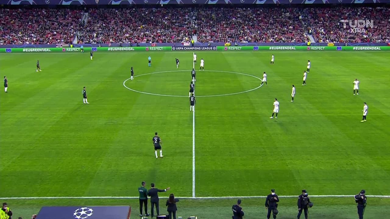 Arranca el partido y la pelota está en juego.