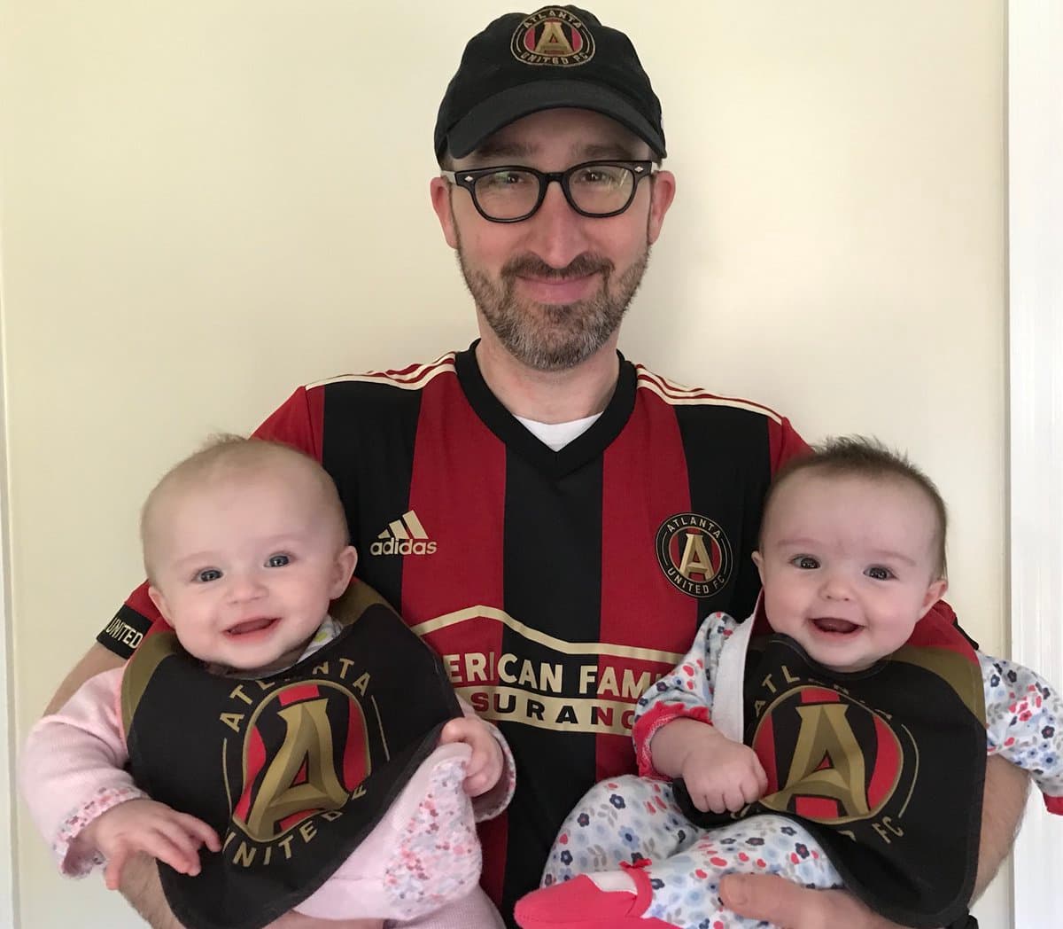 Este padre de familia sabe perfectamente que tipo de legado futbolero les enseñará a sus hijos a pesar de sus aún cortas edades.