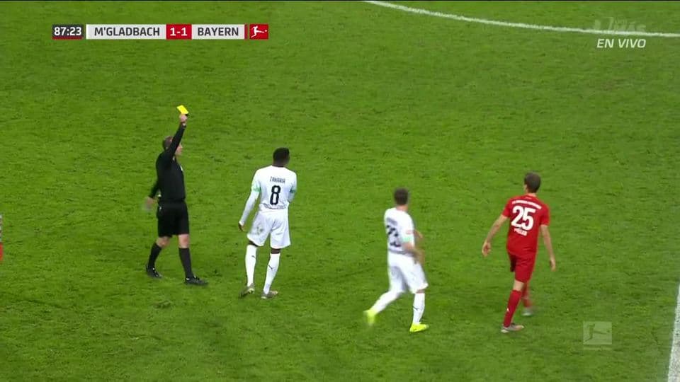 Tarjeta amarilla. El árbitro amonesta a Denis Zakaria de Borussia Mönchengladbach