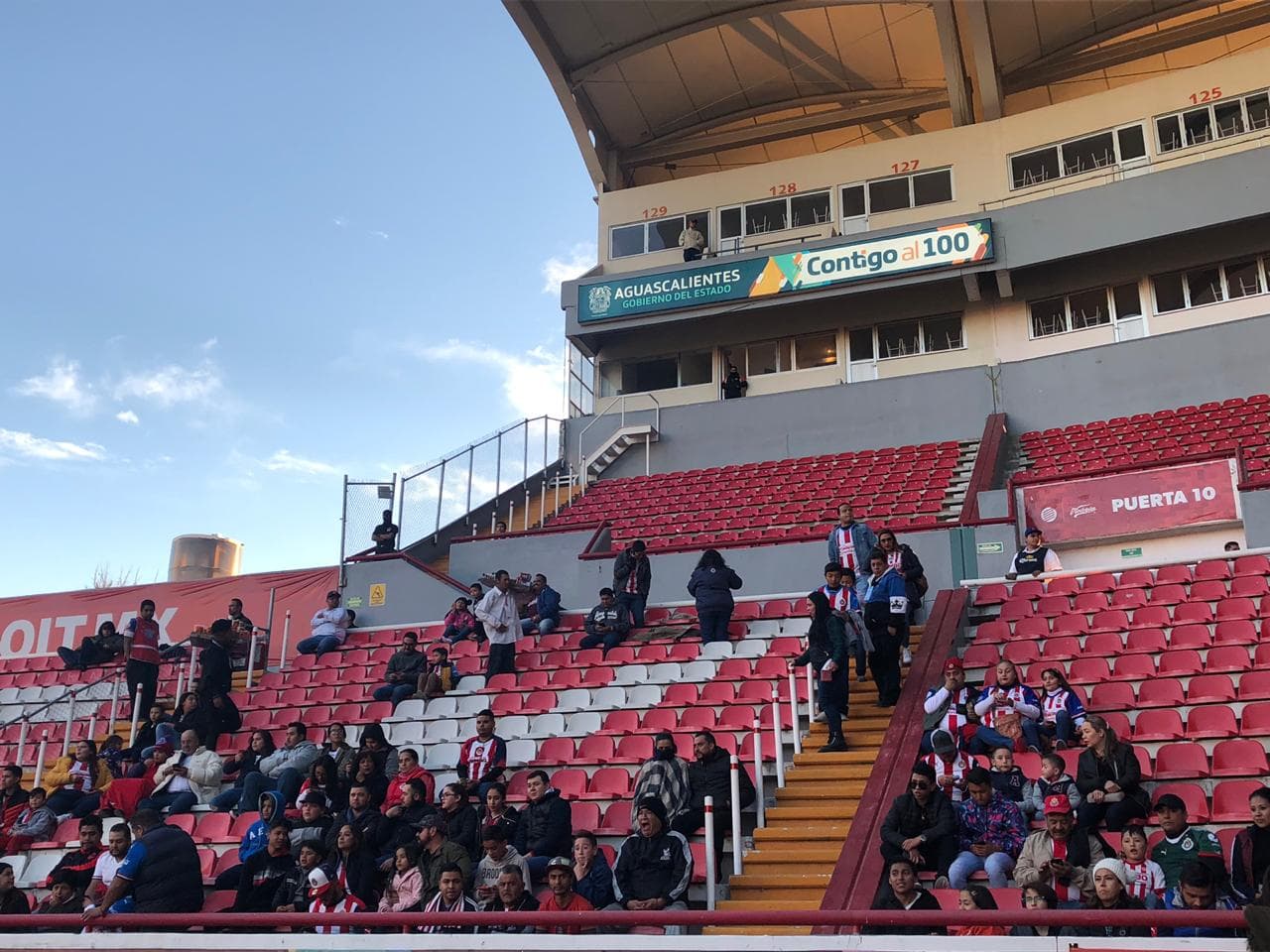 La gente comienza a llegar al Estadio Victoria para contemplar el encuentro amistoso entre Necaxa y Chivas.