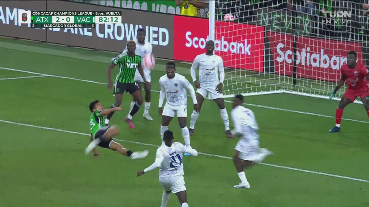 ¡Iba a hacer un golazo! Wolff intenta de media tijera y raspa el poste