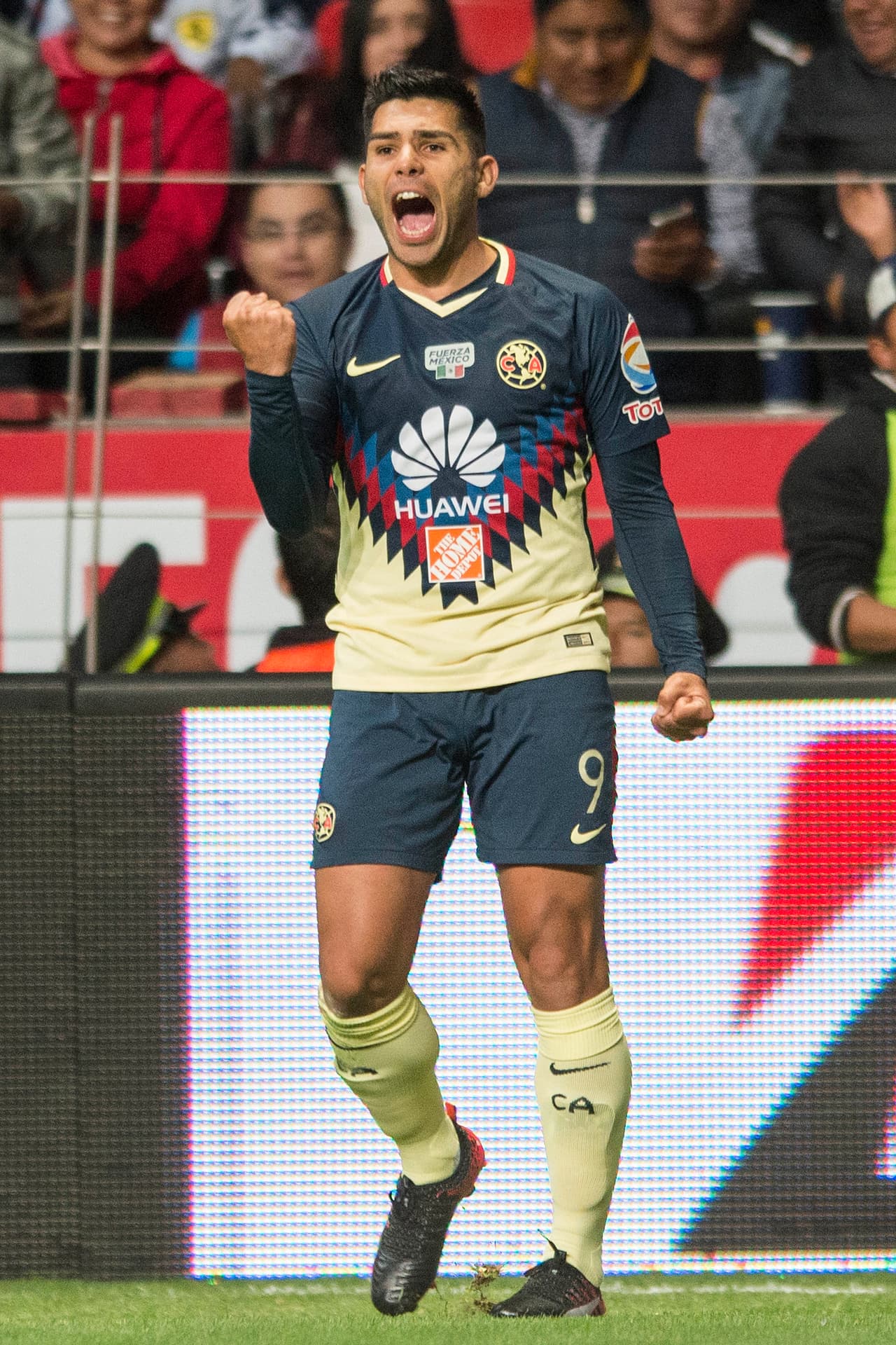 Silvio Romero abrió el marcador con un remate cruzado de pierna izquierda ante un balón que se encontró a la entrada del área.