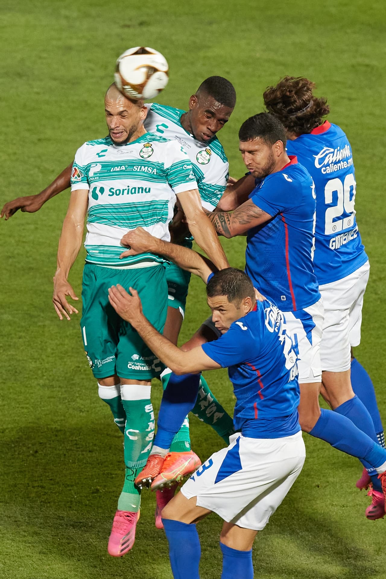 Luis Romo se encarga de darle la ventaja a Cruz Azul luego de vencer 0-1 a Santos en el Estadio Corona.