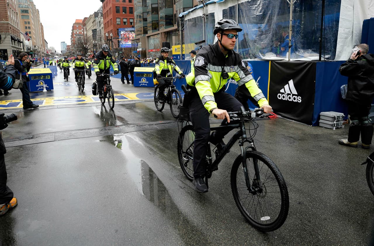 La lluvia fue una inesperada invitada en el Maratón de Boston y obligó a la espera de los participantes en una jornada en la que la seguridad previa estuvo a tope para ofrecer garantías.