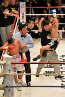 Kohei Kono KO a Denkaosen Kaovichit y conquistó el título super mosca AMB