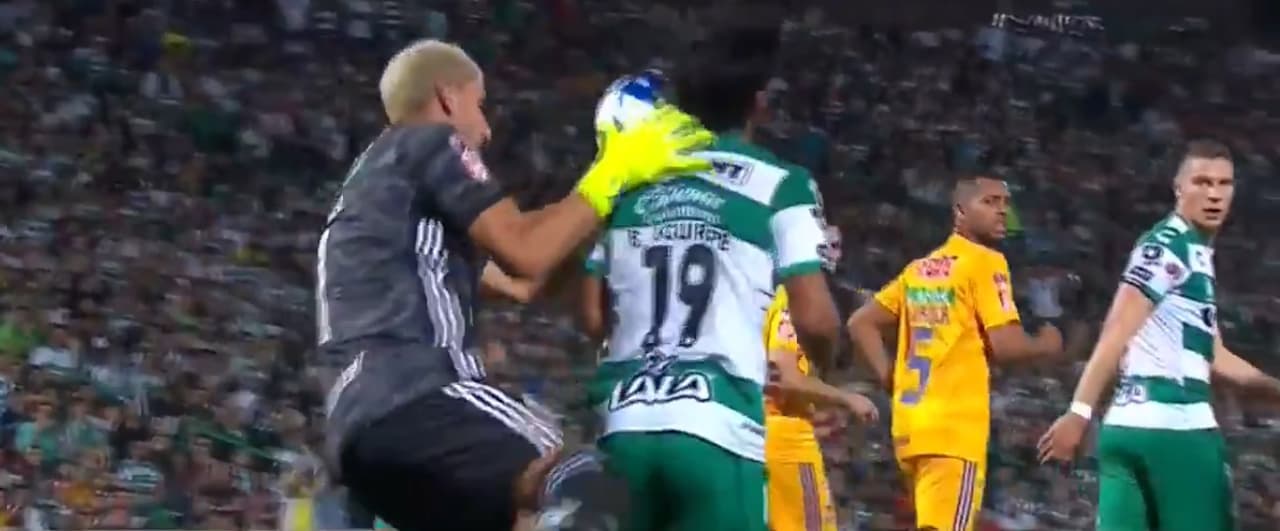 Santos 'levanta la voz' ante rodillazo de Nahuel a Eduardo Aguirre