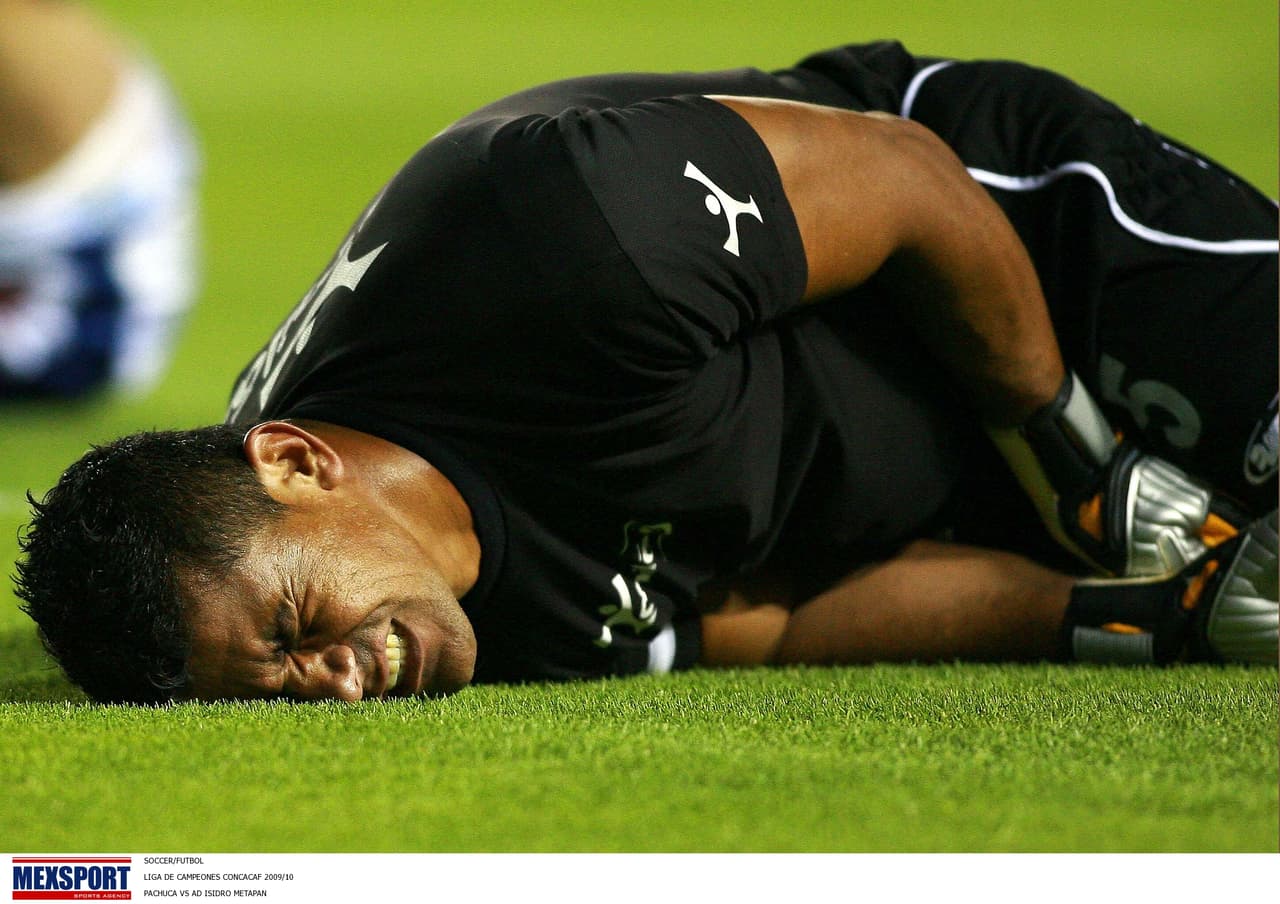 Alfaro, que disputó 42 partidos con la selección de su país y que desarrolló su carrera en el balompie local, se retiró por una grave lesión en el cuello sufrida en un partido.