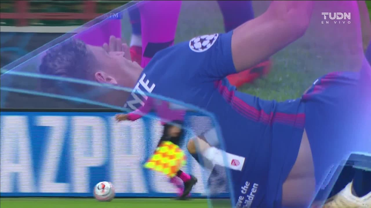 Tarjeta amarilla. El árbitro amonesta a Grzegorz Krychowiak de Lokomotiv Moscow.