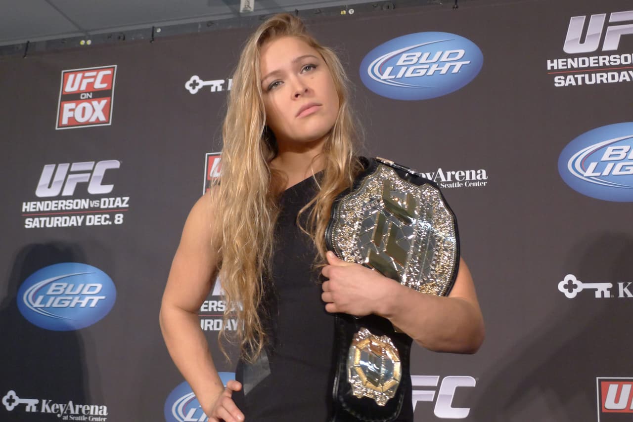 <b>Ronda Rousey</b> – La famosa campeona de la UFC, dijo adiós a las artes marciales mixtas para subirse al cuadrilátero de la WWE. La peleadora, firmó un contrato de tiempo completo con la empresa de lucha más famosa del mundo. Ronda hizo su primer aparición en el Royal Rumble de 2018.