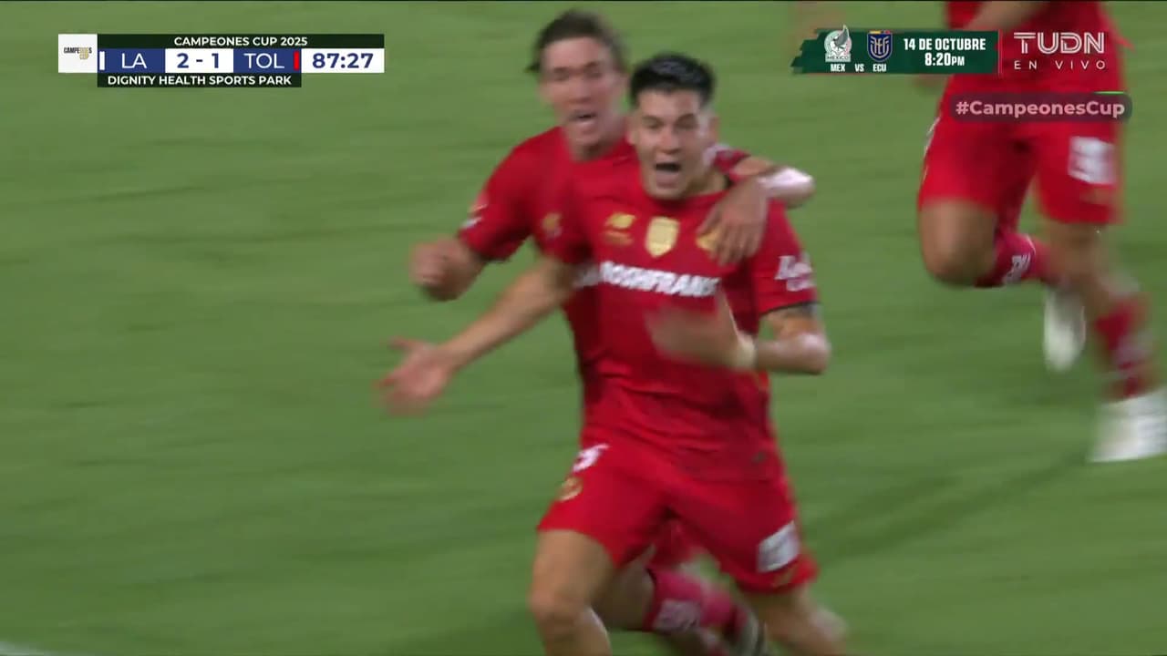 ¡Franco Romero fusila dentro del área!