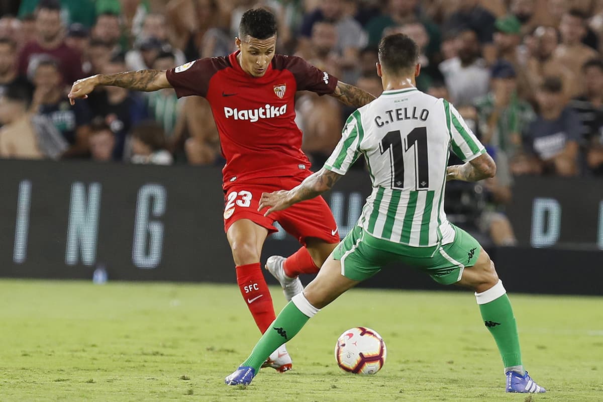 El brasileño Guilherme (izquierda) buscó generar peligro para el Sevilla, pero a la marca acudió el delantero del Betis Cristian Tello (derecha).