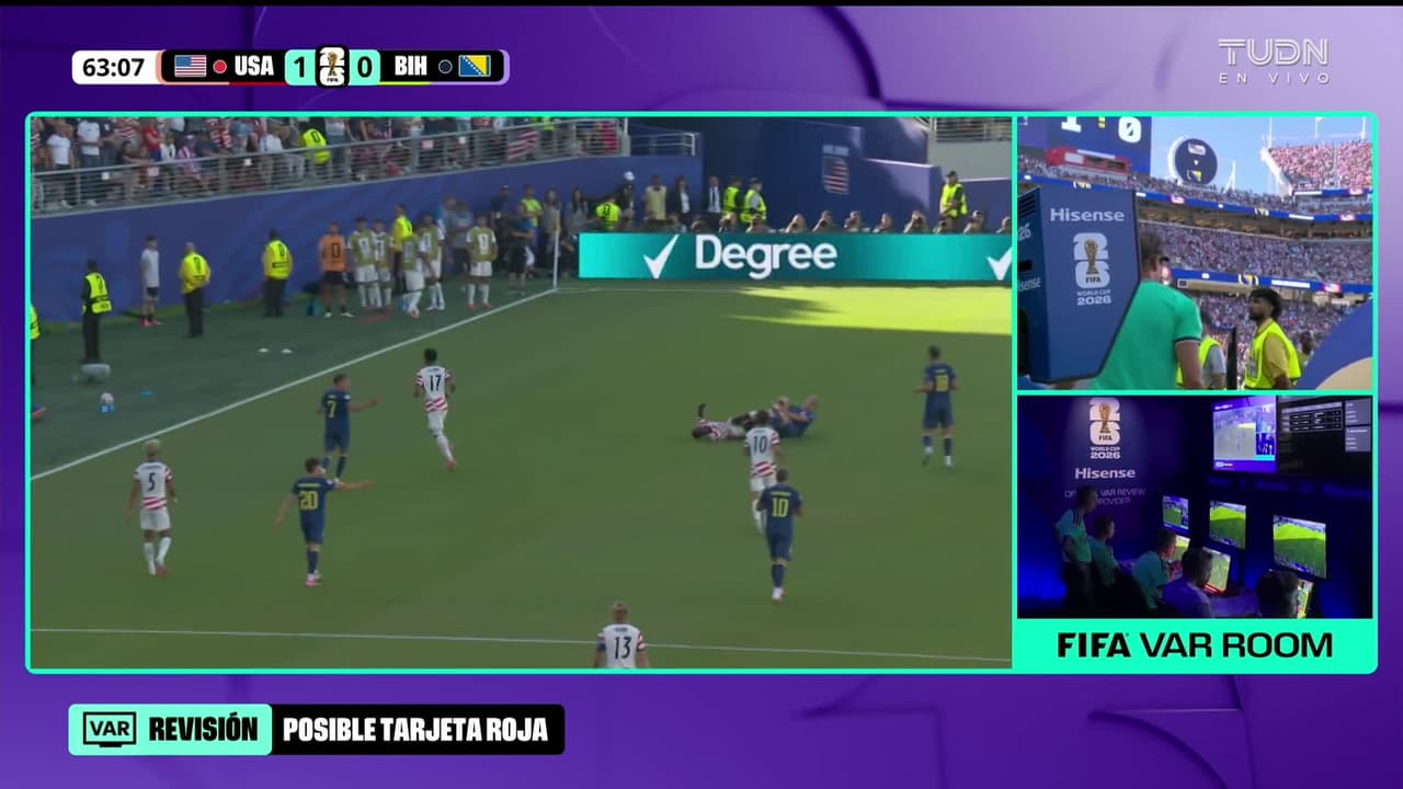 ¡Expulsión! El árbitro saca la roja directa a Folarin Balogun.