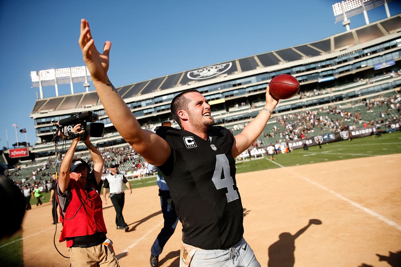 OAKLAND, CA - SEPTEMBER 20: Derek Carr #4 of the Oakland Raiders celebrates a win over the Baltimore Ravens at Oakland-Alameda County Coliseum on September 20, 2015 in Oakland, California. (Photo by Ezra Shaw/Getty Images)