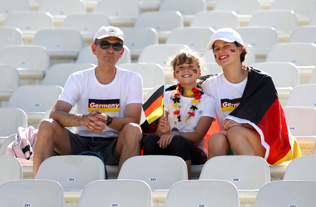En el Stade des Alpes, en Grenoble, las emociones de los Octavos de Final del Mundial Femenino dieron inicio con el duelo entre Alemania y Nigeria. Los aficionados vivieron la previa con tranquilidad, en ambiente familiar y con ilusión de seguir vivos en la Copa.