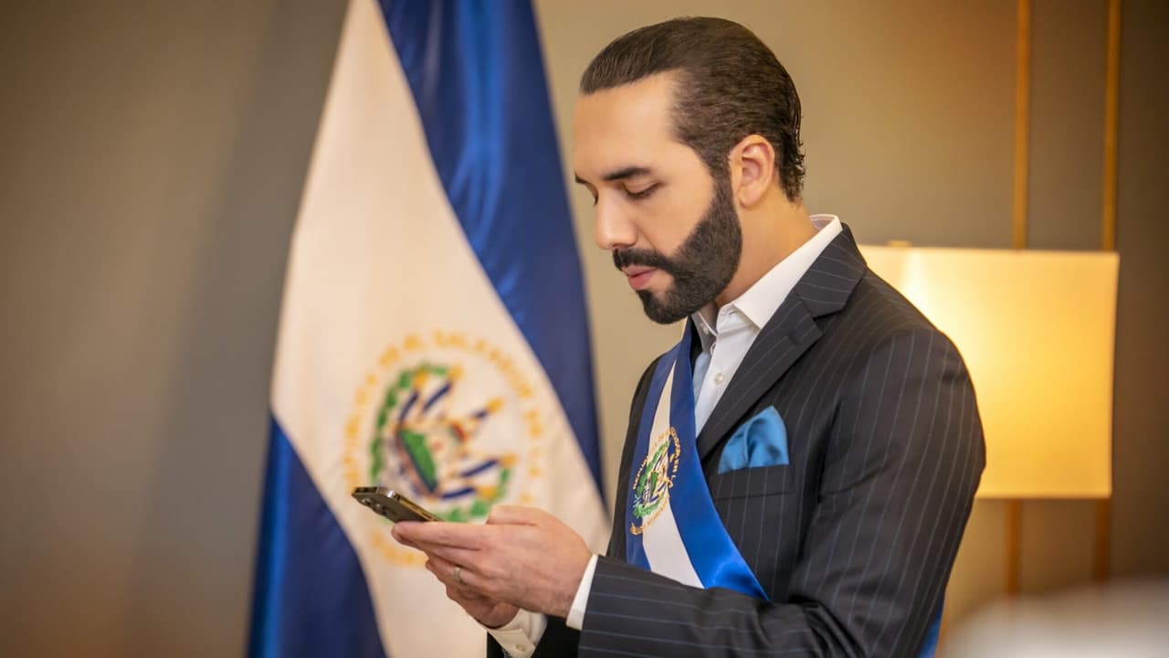 Presidente de El Salvador ataca a la Concacaf y arbitraje