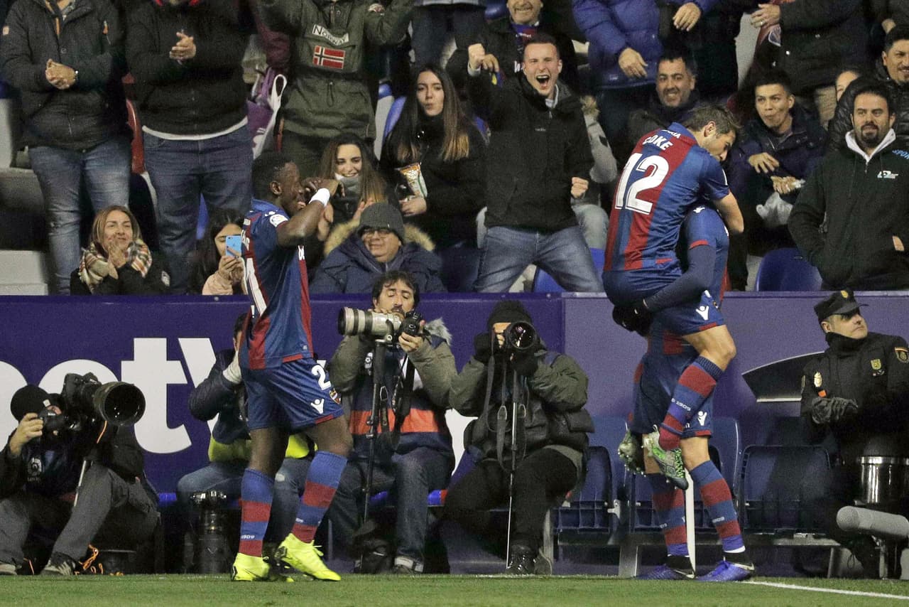 El Barça quedaba en shock por la rápida reacción del equipo de casa que de manera improbable se estaba colocando 2-0 arriba en el marcador.