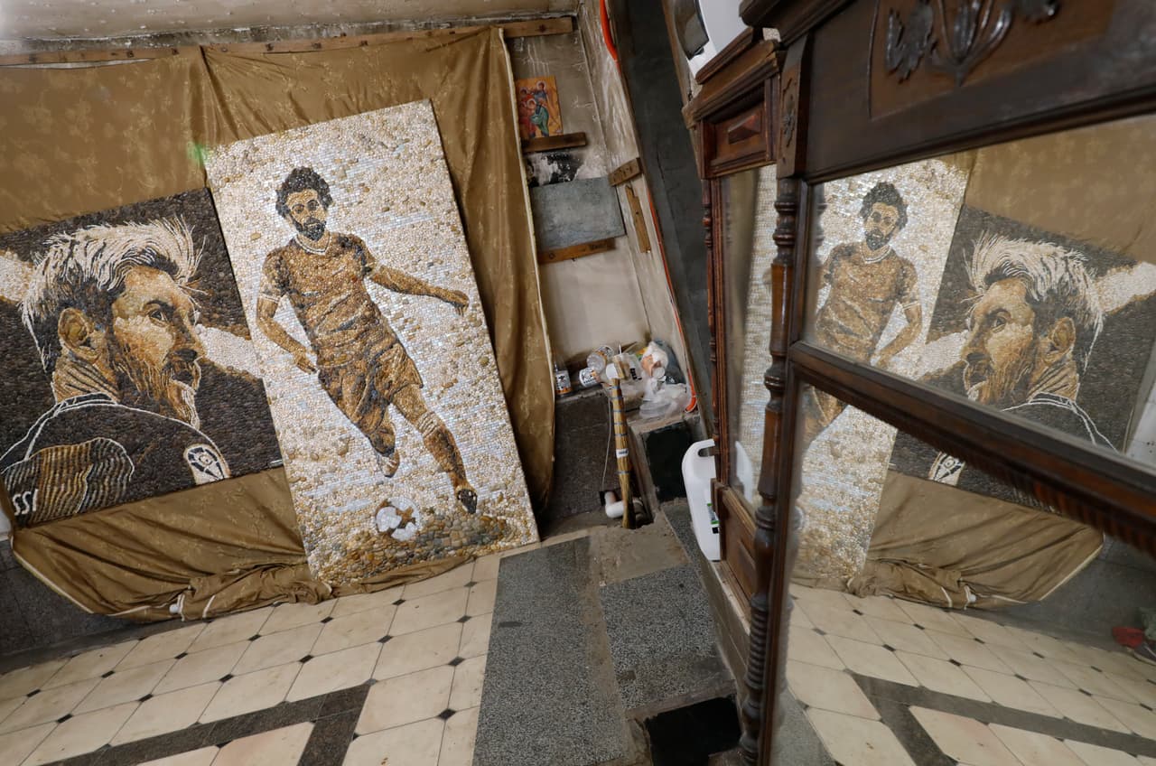 Es así como una mujer junto con su aprendiz han hecho mosaicos de las grandes estrellas del fútbol mundial.