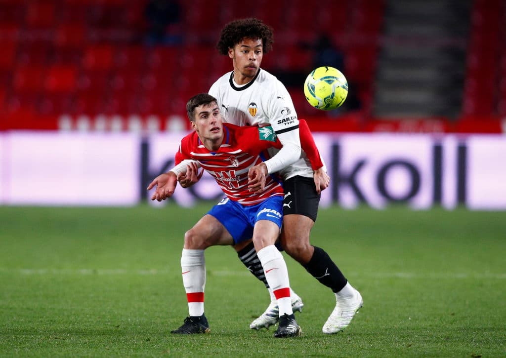 Valencia cayó ante Granada como visitante 2-1 en la jornada 16 de LaLiga. El juego tuvo tres expulsiones en menos de siete minutos. Los goles corrieron a cargo de Kenedy y Jorge Molina, mientras que para los 'ches' descontó Kevin Gameiro.