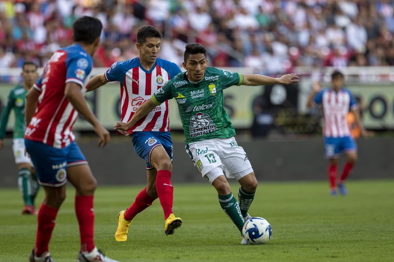 Chivas recupera el buen momento tras vencer con autoridad 2-0 a León y apunta al Clásico Tapatío ante Atlas.
