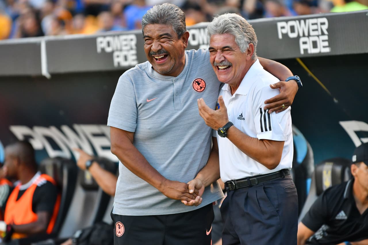 José Rangel preparador fisico de America (izquierda) y Ricardo Ferretti director técnico de Tigres (derecha) antes del partido.