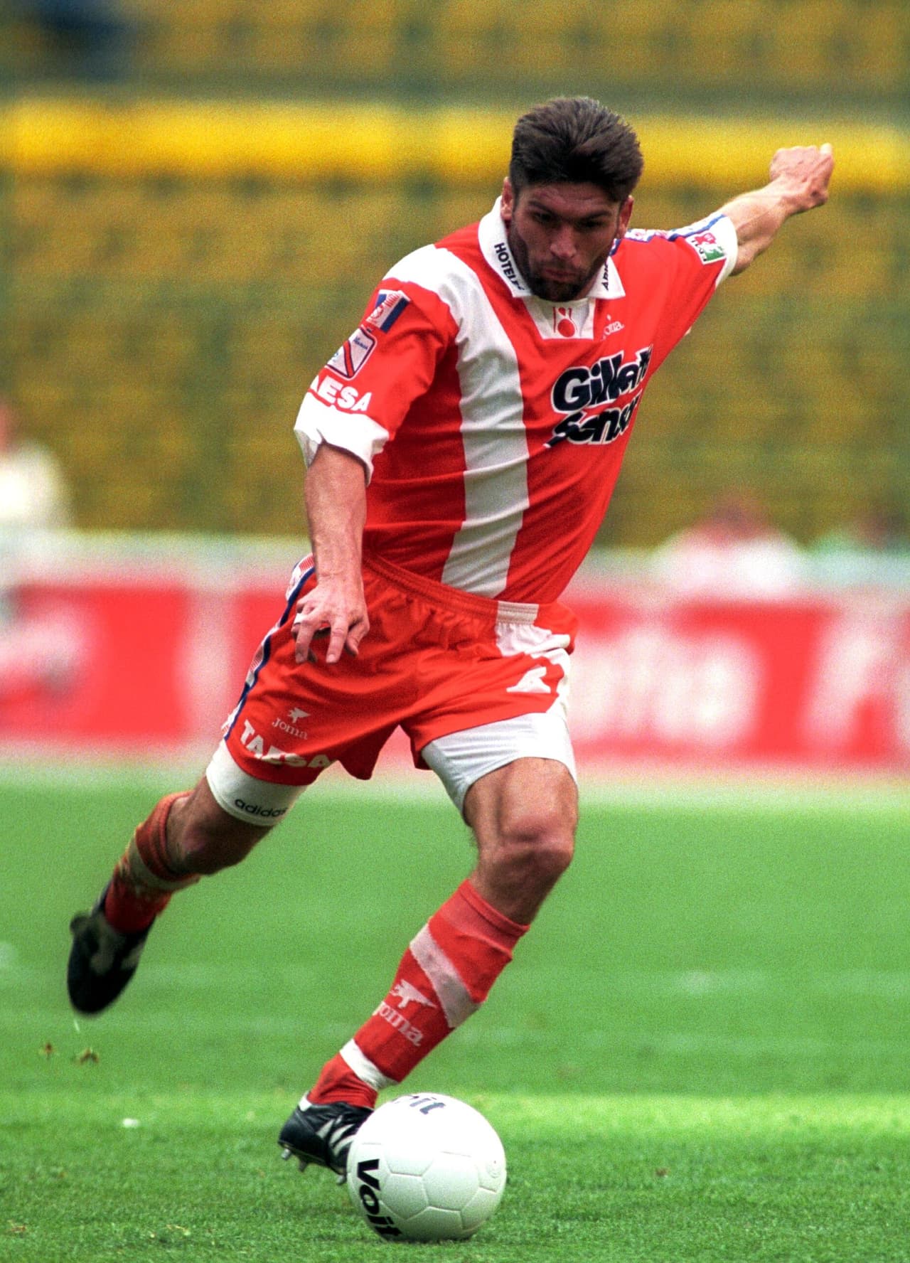 El alemán Uwe Wolf llegó al fútbol mexicano en 1995 para jugar en el Necaxa, posteriormente jugó en otros dos equipos mexicanos como lo son el Puebla y Atlético Yucatán, y se despidió del fútbol mexicano en 1998.