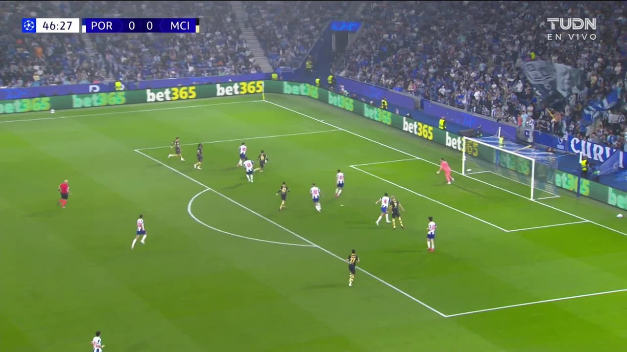 ¡GOL!  anota para Manchester City. Erling Haaland