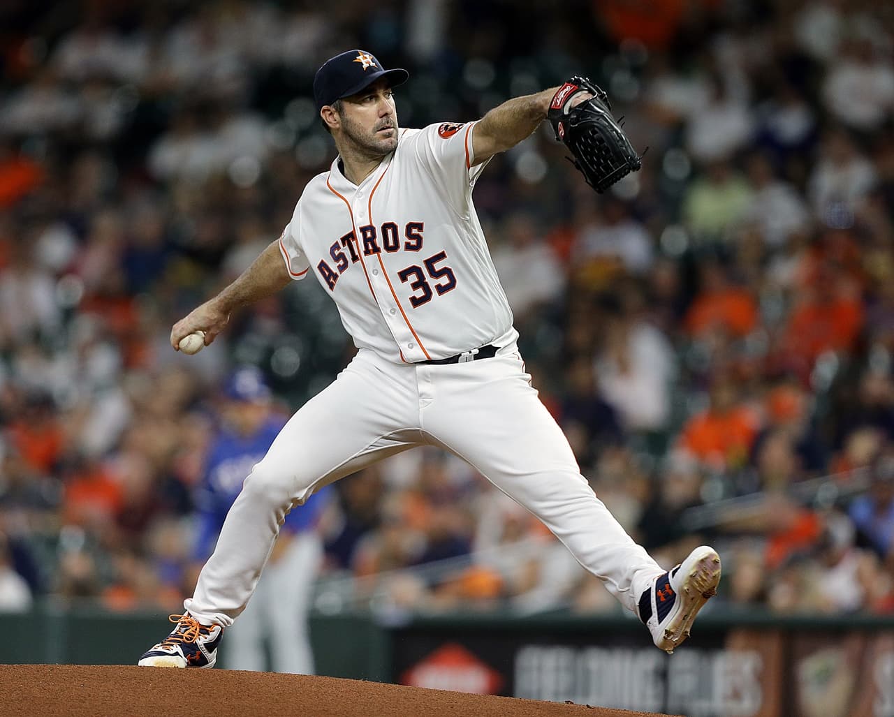 Justin Verlander #35 de los Houston Astros lanza en la primera entrada para lograr los 300 ponches en la presente temporada y 3,000 de por vida en su carrera dentro de las Grandes Ligas.