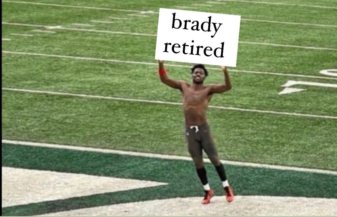 Tom Brady anunció su retiro a través de sus redes sociales y, a pesar de sumar siete campeonatos, seis con los New England Patriots y uno con Tampa Bay Buccaneers y ser una leyenda de la NFL, las redes lo tunden.