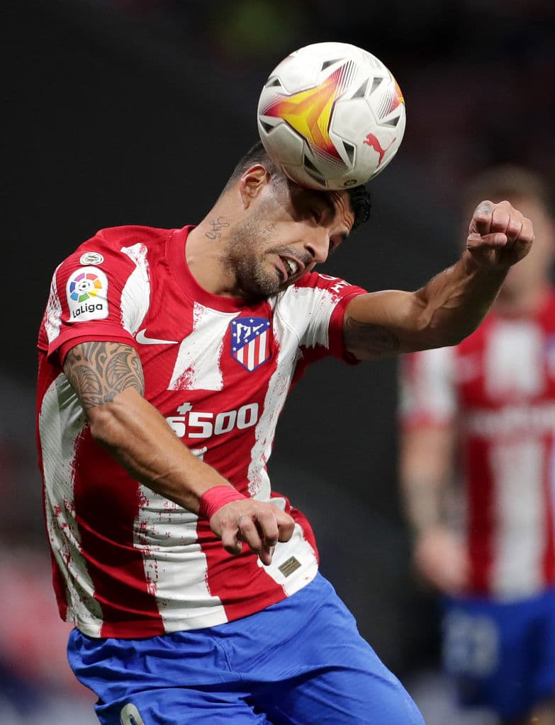 Con goles de Thomas Lemar y Luis Suárez, Atlético de Madrid vence 2-0 al Barcelona y empatan al Madrid en la cima de la tabla.