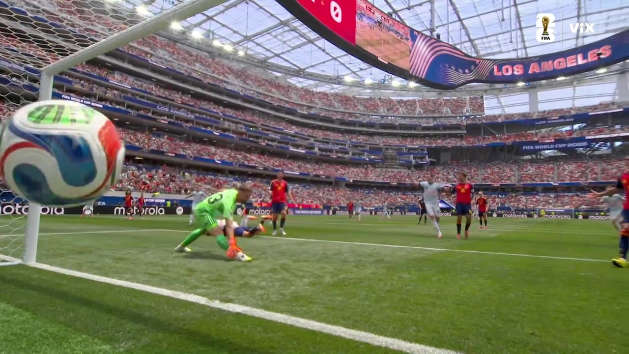 ¡Se empata todo! Charles De Ketelaere mete un cabezazo para poner el 1-1 ante España