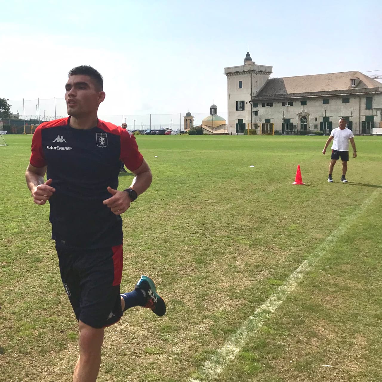 Johan Vásquez entrena por separado en el Genoa, ¿debut contra Napoli?