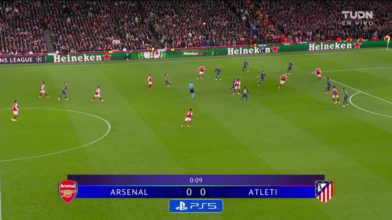 Arranca el partido y la pelota está en juego.