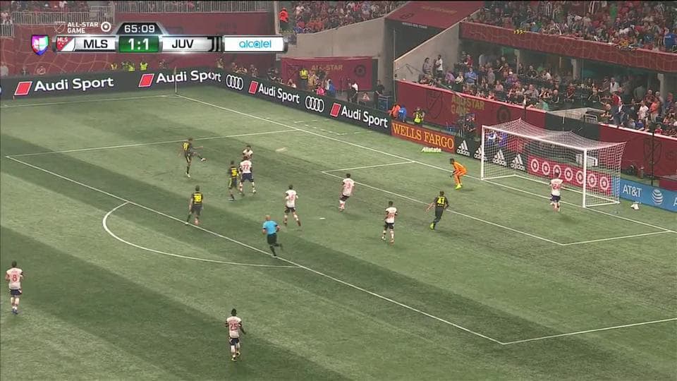 Tiro desviado de João Cancelo