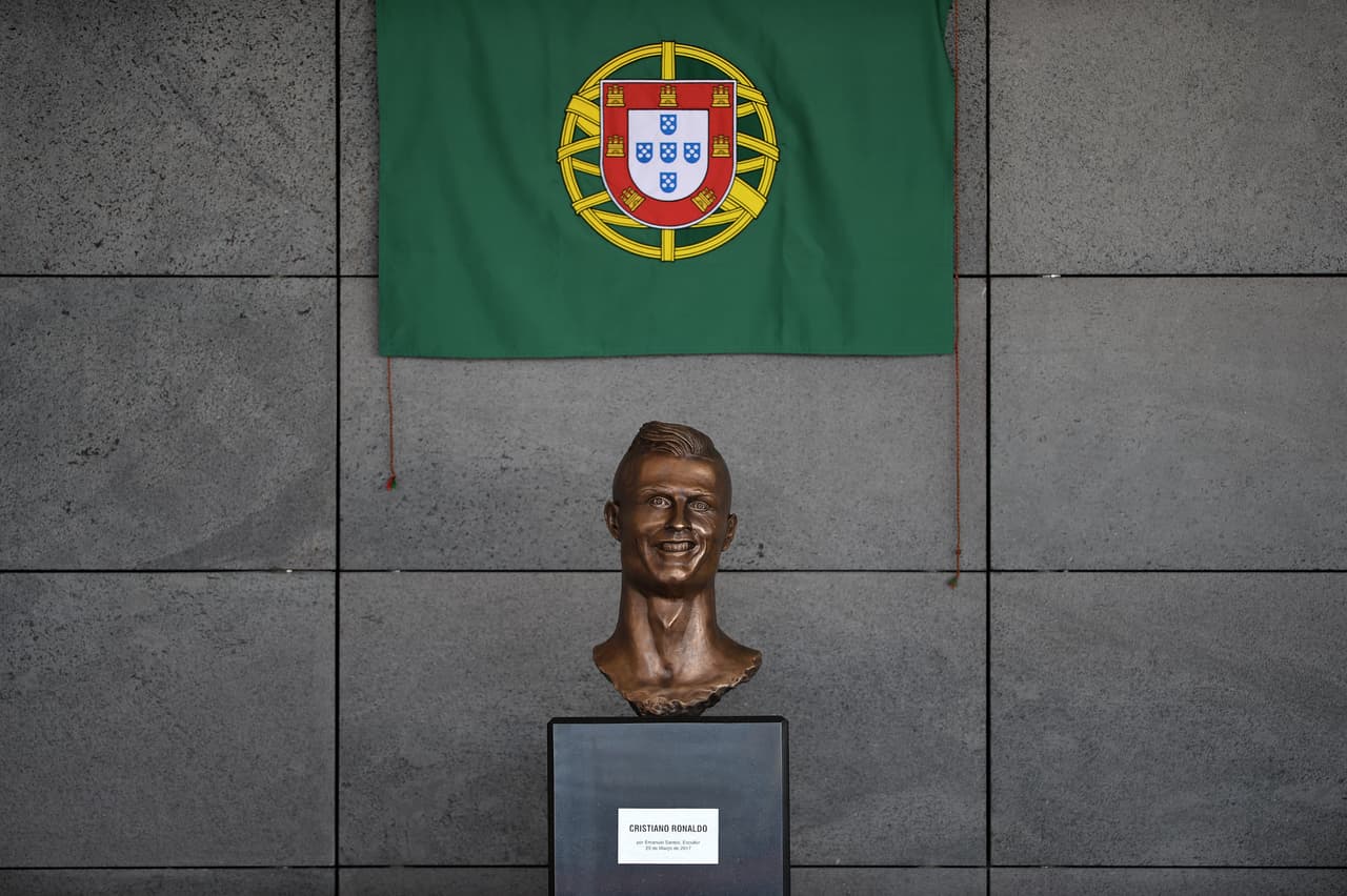 En la llegada al aeropuerto de Madeira en Portugal, ahí espera la estatua de Cristiano Ronaldo.