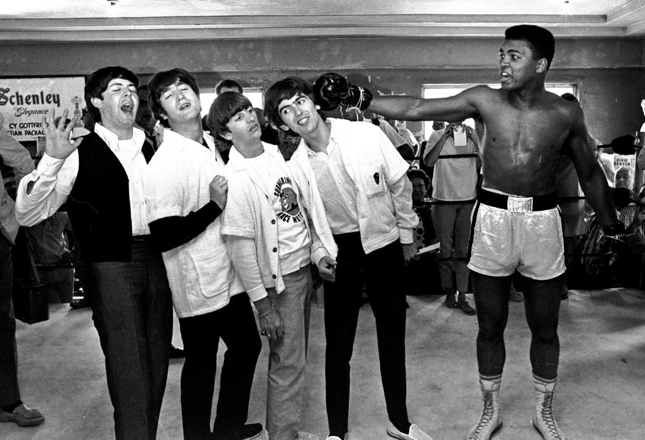 Muhammad Ali se divierte con cuaro chicos ingleses, quienes serían eternizados por su calidad, igual que él: The Beatles.