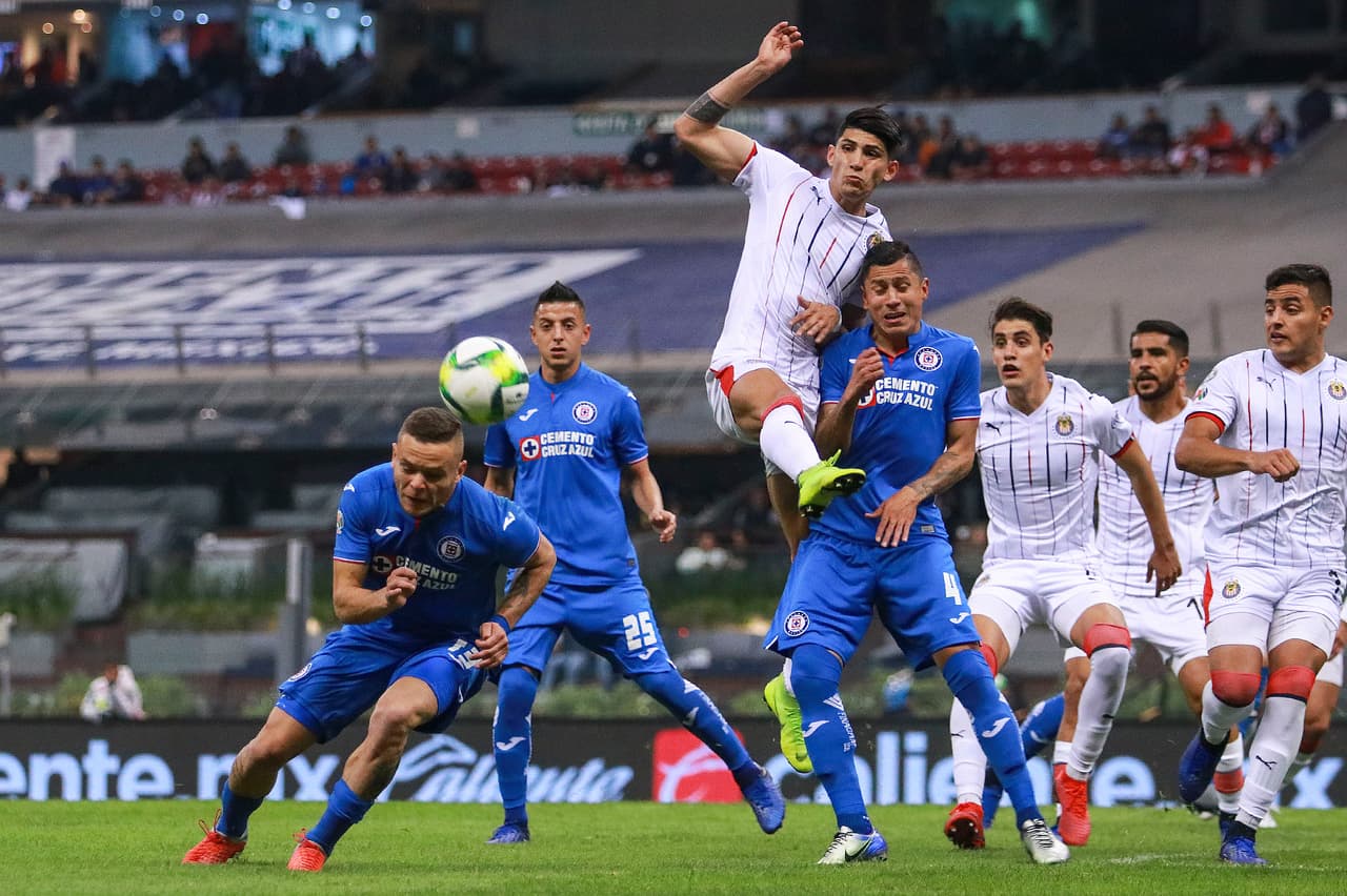 Por el juego aéreo intentó marcar Cruz Azul, Chivas mostró sólida su defensa en el Estadio Azteca.