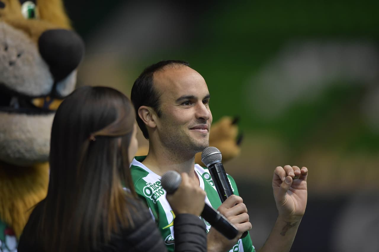 El jugador estadounidense tuvo una cálida bienvenida ante cuatro mil aficionados presentes en el Nou Camp. Allí aseguró que llega al equipo a jugar fútbol y a "ser campeón". Además de ratificar que "no cree en los muros" y que él empezó a jugar al fútbol con mexicanos, por lo tanto jugar en México "es un sueño".