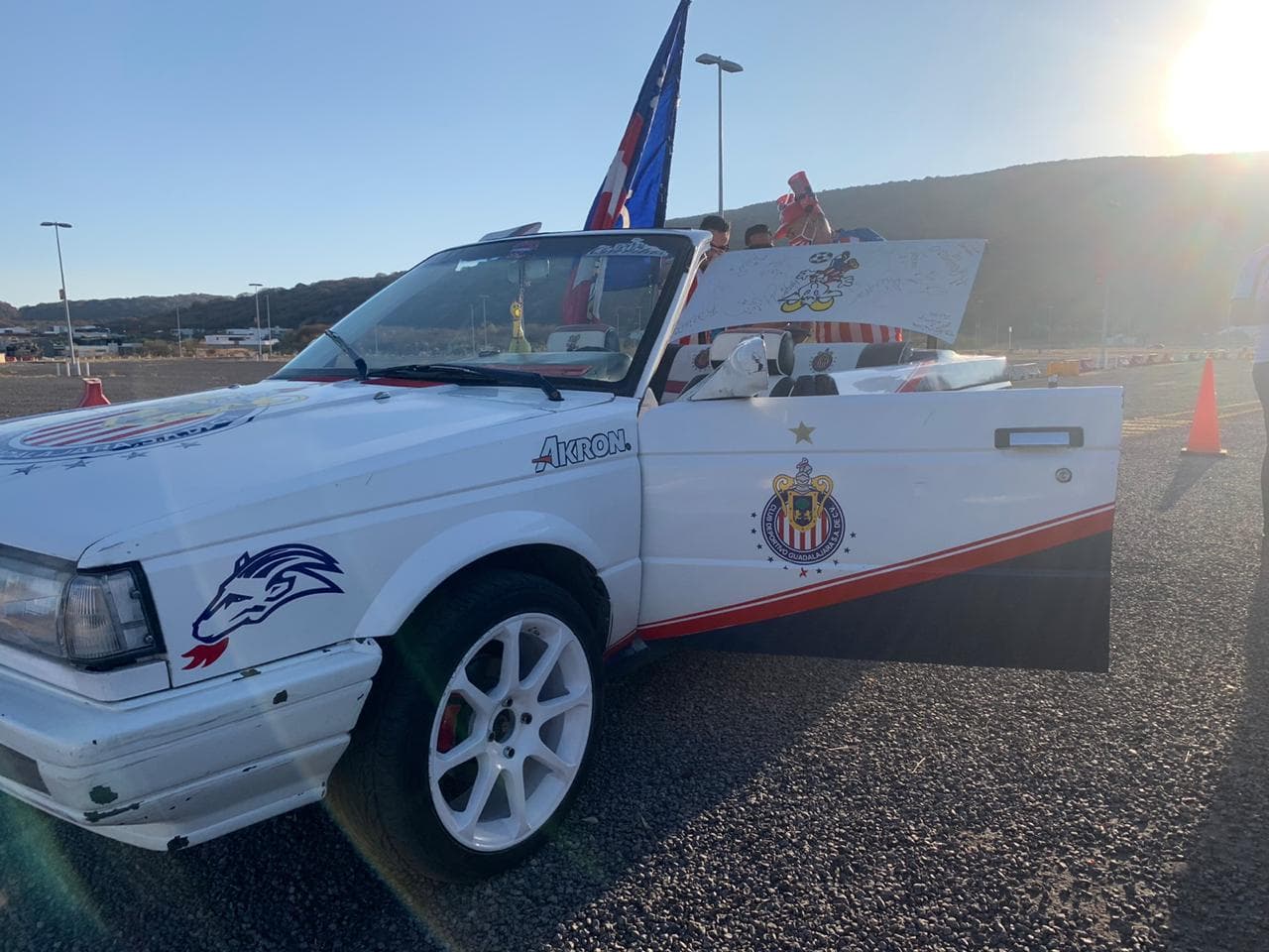 Los afortunados aficionados que consiguieron boleto para el partido más esperado de la temporada regular, comienzan a tomar sus lugares en el Estadio Akron a minutos del pitazo inicial.