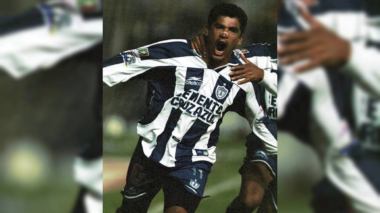 Pedro Pineda | Portó diez uniformes: Chivas, América, Toros Neza, Necaxa, Atlante, Monterrey, Cruz Azul, Pachuca, La Piedad y Puebla.