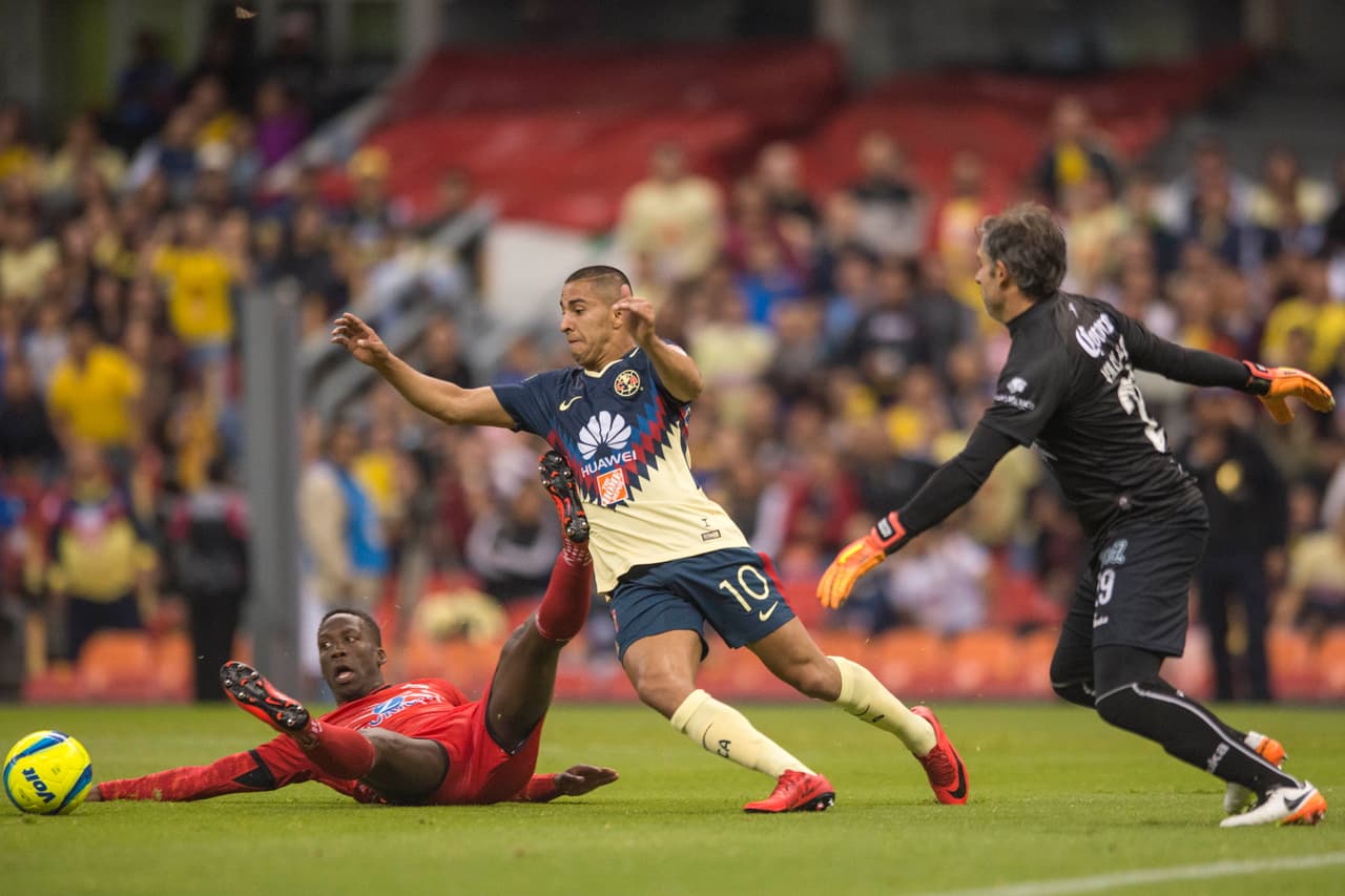 El partido comenzó de ida y vuelta. En los primeros minutos Lobos llegó con peligro al marco americanista en par de ocasiones.