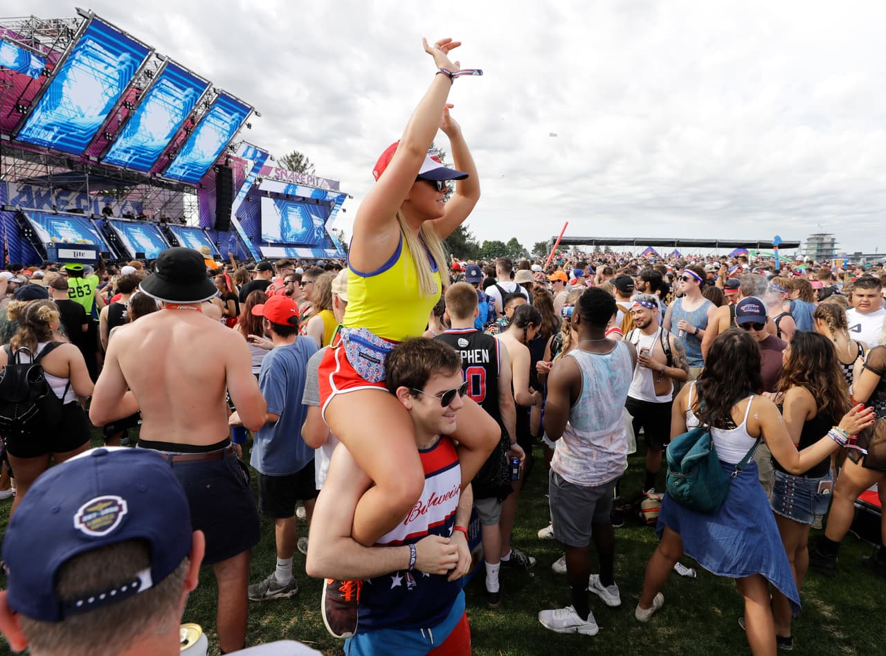 Celebridades como Matt Damon y Christian Bale fueron parte de la multitud de fanáticos que prendieron la fiesta de la Indy 500, competencia de la Indycar Series que vive su edición 103, siendo la de más historia en los deportes a motor.