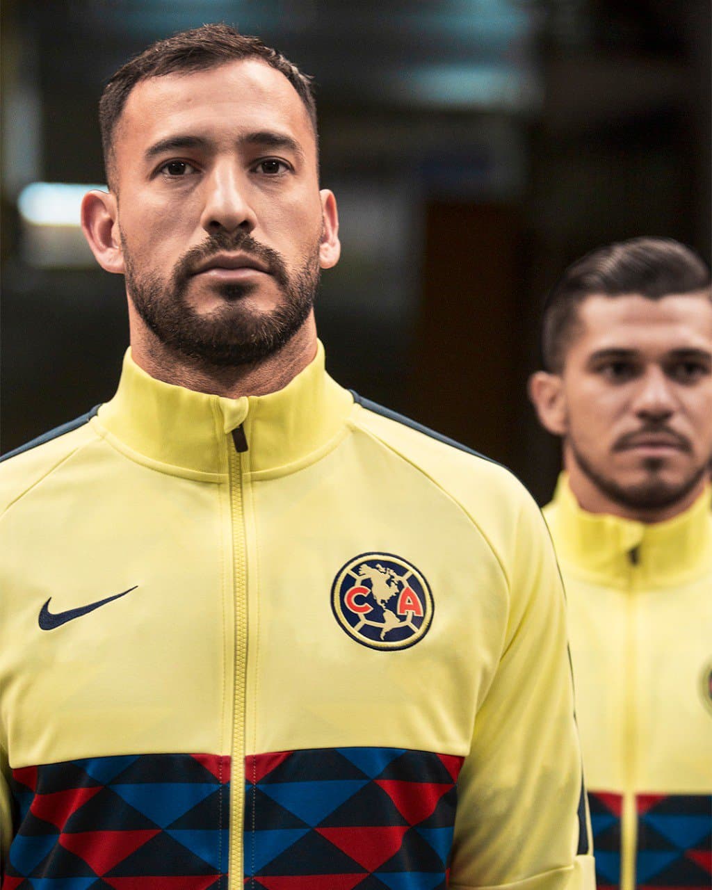 Los rumores se confirmaron y el América tendrá un jersey muy llamativo, que recuerda el diseño de la temporada 2017/18. Esta vez el patrón de las plumas del Águila en el pecho es mucho más pequeño, pero no deja de ser elegante.