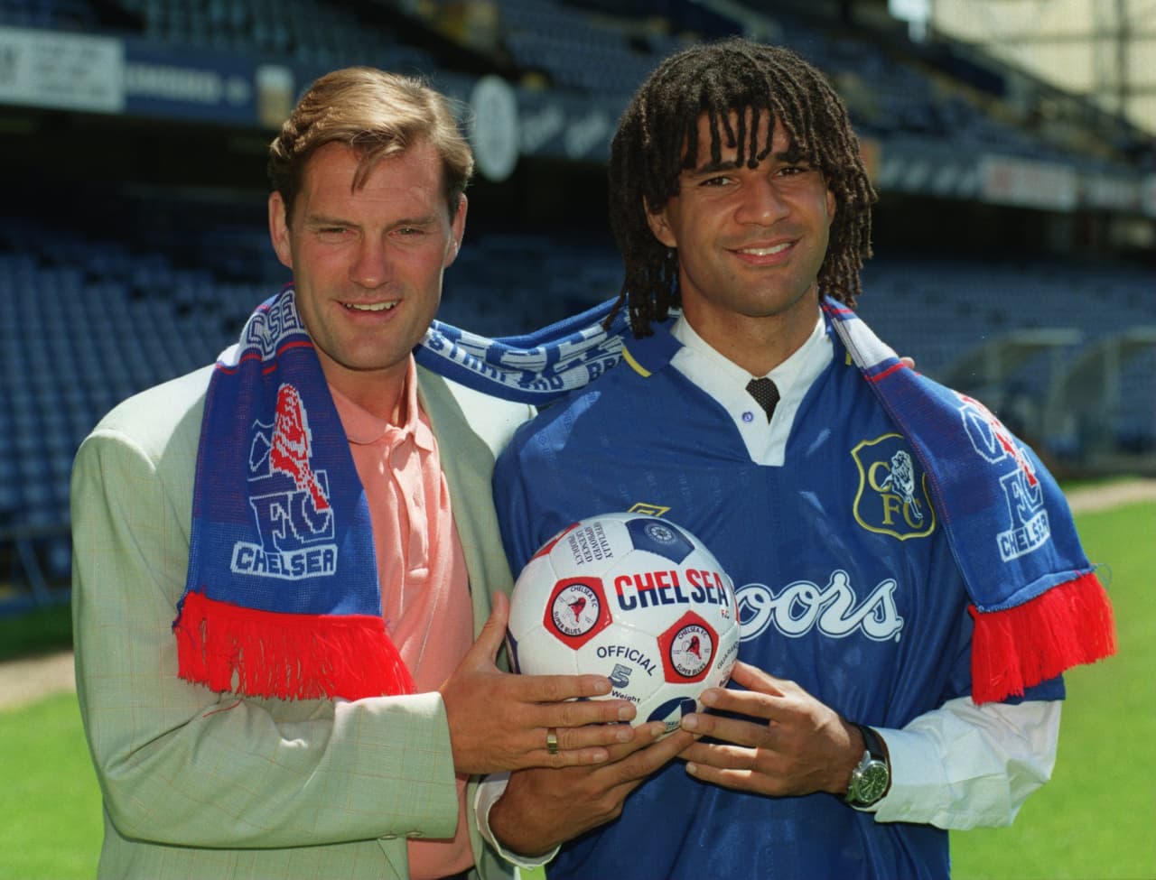 Otra leyenda quien aprendió a ser jugador-entrenador fue el holandés Ruud Gullit, quien en 1995 fichó por el Chelsea de Glenn Hoddle.